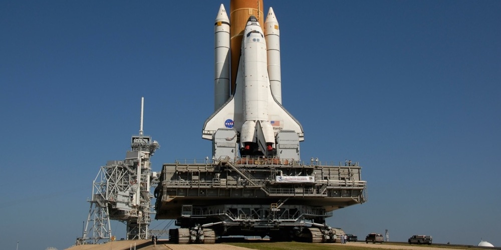 De Crawler brengt een Space Shuttle naar het lanceercomplex