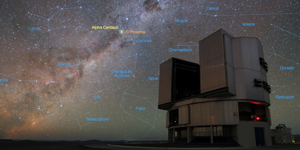 Op de voorgrond van deze foto is de Very Large Telescope (VLT) van de ESO-sterrenwacht op Paranal, in het noorden van Chili, te zien.