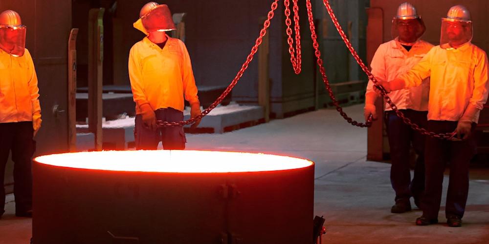 Deze foto laat zien hoe de eerste zeshoekige segmenten voor de hoofdspiegel van ESO’s Extremely Large Telescope (ELT) met succes worden gegoten door het Duitse bedrijf SCHOTT in hun fabriek in Mainz. 