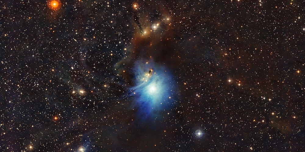 Op deze nieuwe foto van de ESO-sterrenwacht op La Silla in Chili is een pas gevormde ster te zien die de kosmische wolken in zijn omgeving aanlicht