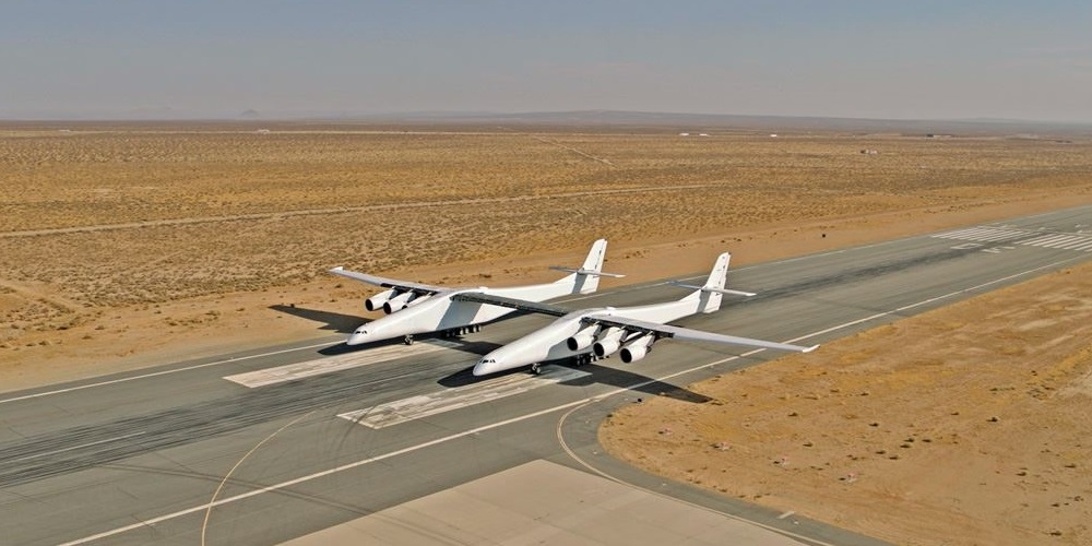 Het Stratolaunch lanceervliegtuig voert zijn taxitest uit op de startbaan.