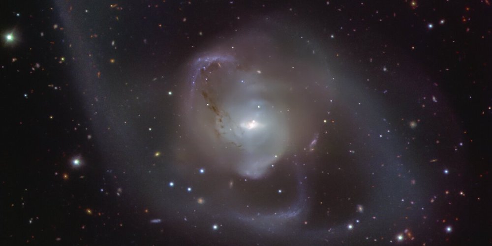 Het sterrenstelsel NGC 7727 is ontstaan uit een fusie van twee sterrenstelsels, die ongeveer een miljard jaar geleden is begonnen.