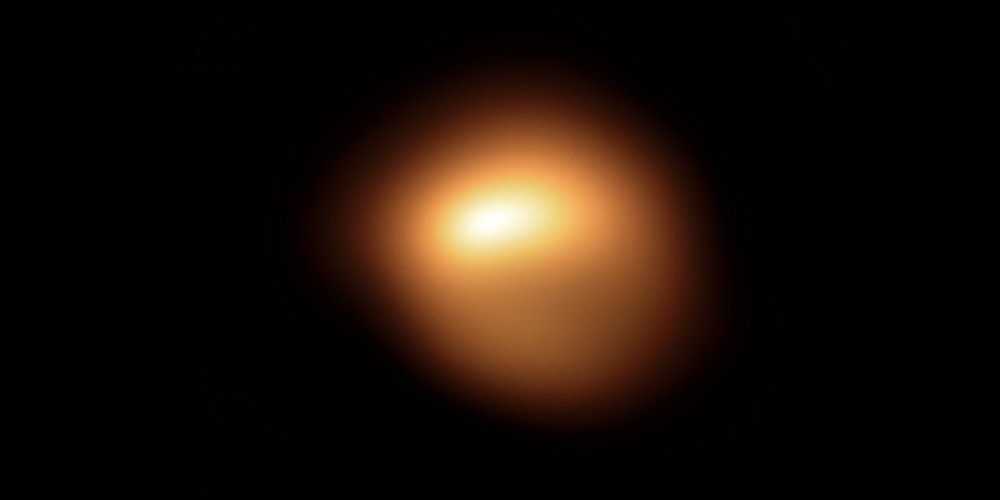 De rode superreuzenster Betelgeuze, in het sterrenbeeld Orion, is ongekend veel zwakker geworden.