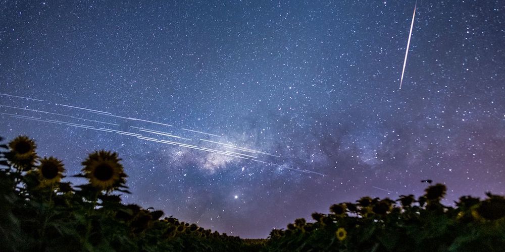 Sporen van Starlink satellieten aan de sterrenhemel.