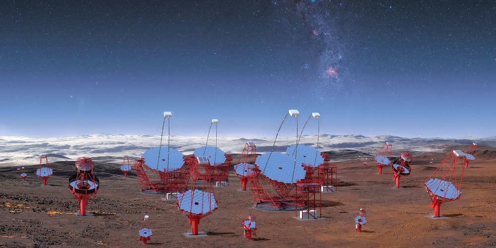 Deze afbeelding toont de drie soorten telescopen die gepland zijn voor de zuidelijke vestiging van de Cherenkov Telescope Array (CTA) bij de ESO-sterrenwacht op Paranal, gezien vanuit het centrum van de opstelling van in totaal 99 telescopen. 