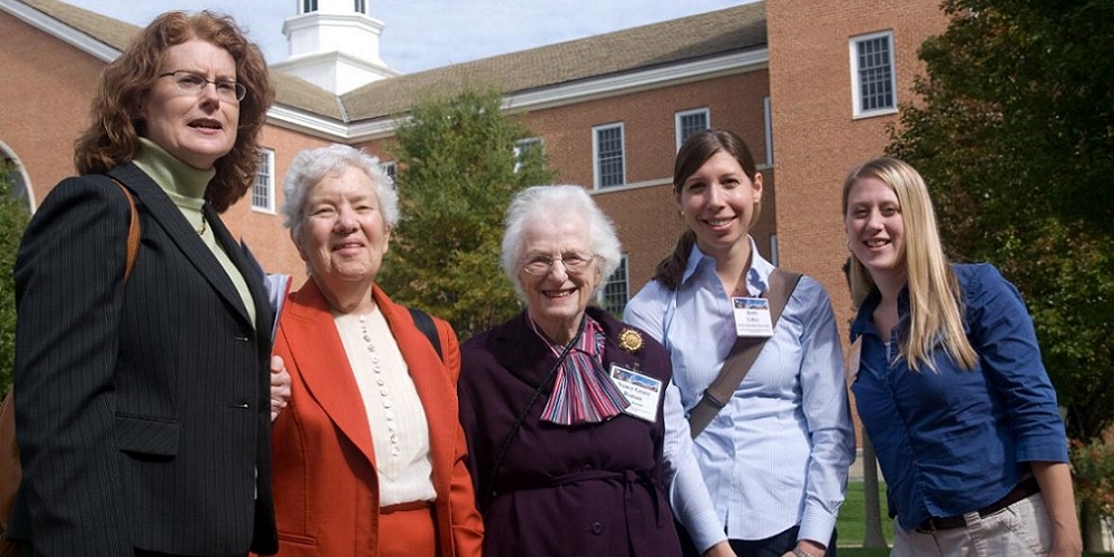 Enkele vrouwelijke sterrenkundigen waaronder Vera Cooper Rubin (2de van links) en Nancy G. Roman (midden)