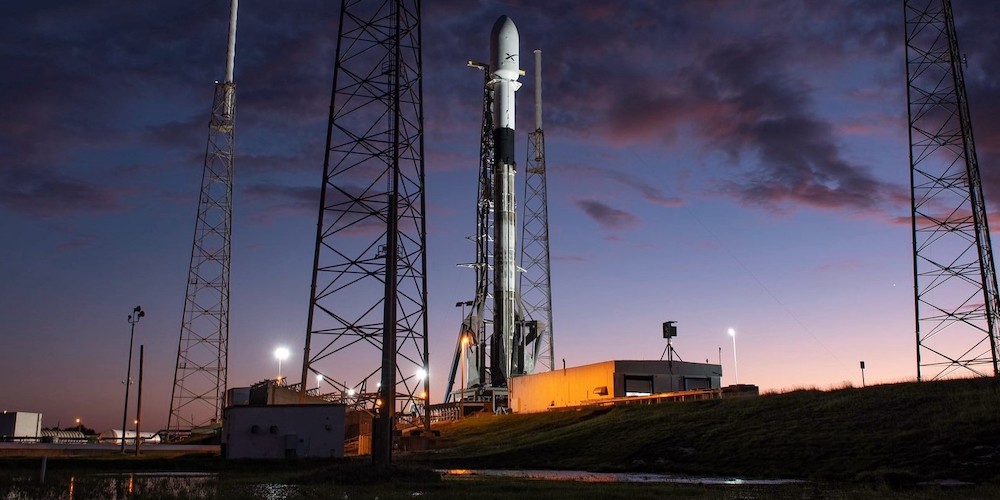 De Falcon 9 raket met aan boord de 60 Starlink satellieten. 