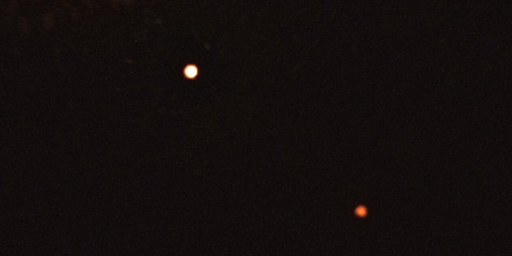 Deze opname, vastgelegd met het SPHERE-instrument van ESO’s Very Large Telescope, toont de twee reuzenplaneten TYC 8998-760-1b en TYC 8998-760-1c. 