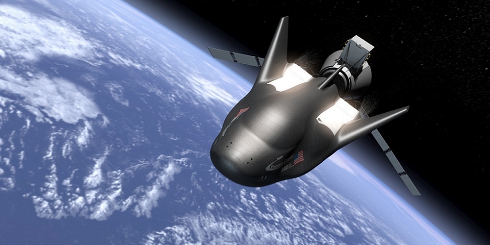 Artistieke impressie van de Dream Chaser in een baan om de Aarde