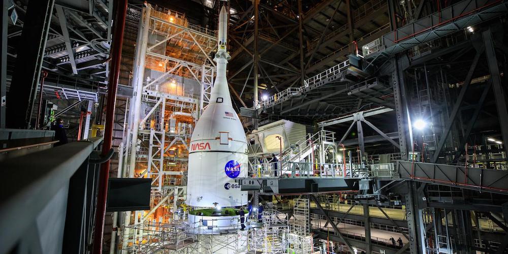 De nieuwe Orion ruimtecapsule wordt bovenop het Space Launch System bevestigd. 