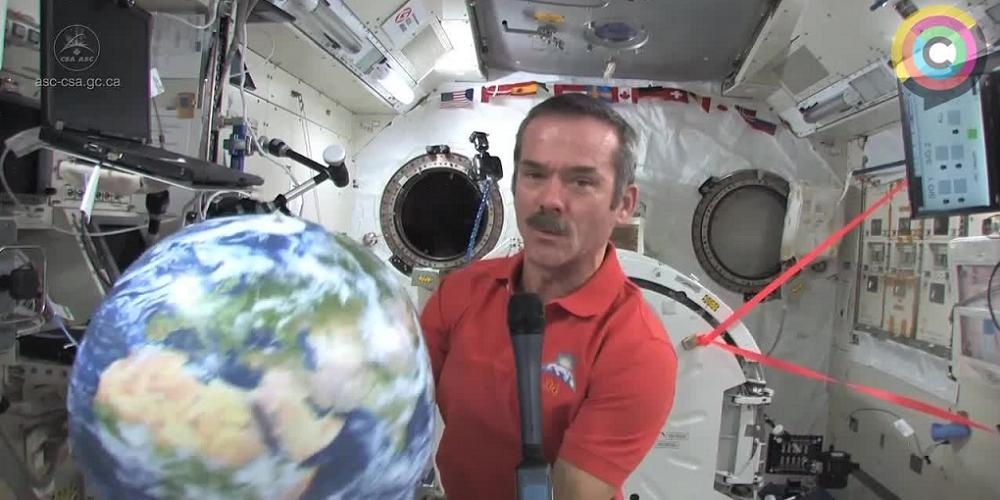 Chris Hadfield tijdens één van zijn vele filmpjes