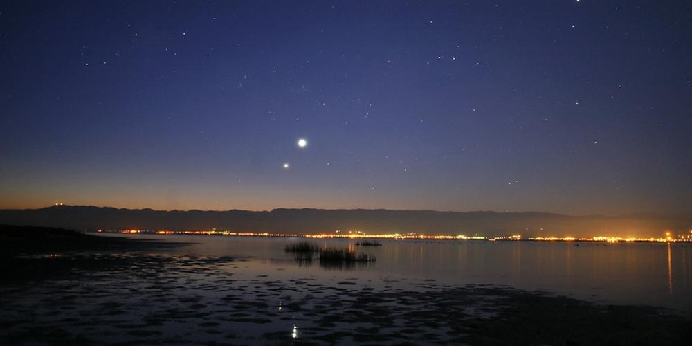 De planeten Jupiter en Venus aan de hemel bij zonsopkomst