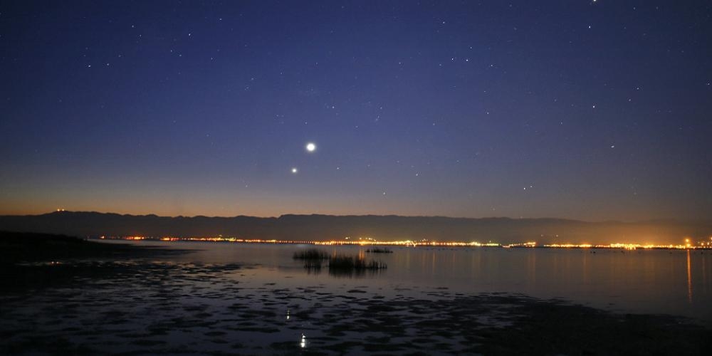 De planeten Jupiter en Venus aan de hemel bij zonsopkomst