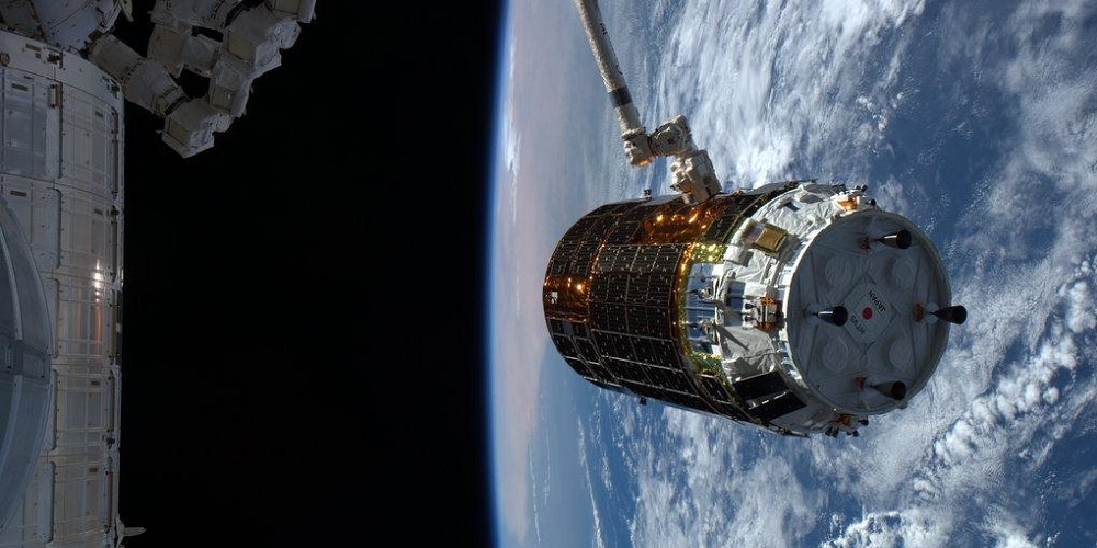 De vijfde Japanse HTV wordt 'vastgegrepen' door de robotarm van het ISS